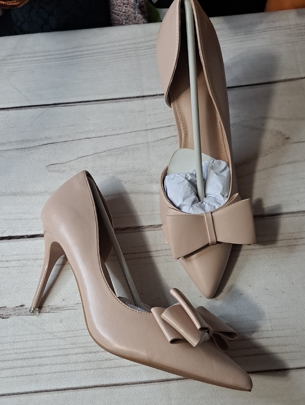 Classic Pointed-Toe Bow Pumps - Nude